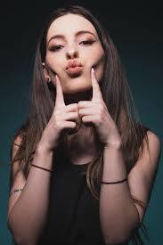 Sara Dutton's Instagram, Twitter & Facebook