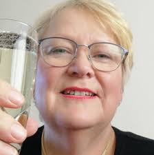 Hi can anyone tell me what the area with the red pin is like please? I'm  looking at staying in an air b&b but wondering about safety, is it close to  cafes