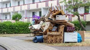 Sei es ganze haushälter wie von ganzen wohnungen und häuser (auch fimrenauflösungen) oder nur eine teilentrümpelung, wir sind für sie da. Sperrmull Entsorgen Was Gehort Dazu Wie Hoch Sind Die Kosten