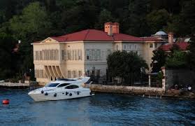 Binanın dekorasyonu sade bir şıklık sergiliyor. Istanbul Un Yalilari Ve Hikayeleri