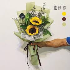 天下起雨了人是不快樂 no no no 打起精神啦 人同花都係一樣 換件靚衫 換個心情 everybody cheer up 提供各式的花束 花球 禮盒及花藝設計品