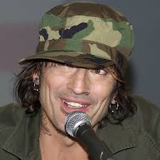 Tommy Lee Uses His Butt to Advertise