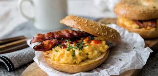 Bagel Mit Ruhrei Bacon Und Sriracha Ketchup Rezept Rezepte Ruhrei Mit Speck Sriracha Rezepte