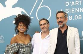 Joaquin phoenix has unveiled a new look after transforming his body once again for a dramatic film role. Joaquin Phoenix Mitte Ist Fur Seine Rolle Des Joker Bei Den Filmfestspielen In Venedig Gefeiert Worden Stuttgarter Zeitung