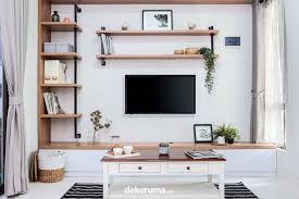 Menempatka partisi ruangan ini di ruang tamu akan memberikan kesan mewah di rumah anda. 8 Ide Desain Backdrop Tv Minimalis Bikin Ruangan Jadi Elegan