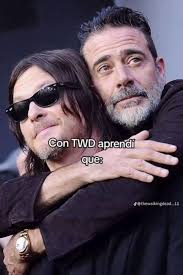 Daryl Y Jesus Jugando A Las Atrapadas