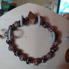 Um das handgelenk gelegt, verzaubern perlen durch ihre schlichte eleganz und ihre über alle modetrends erhabene wirkung. Armband Perlenarmband