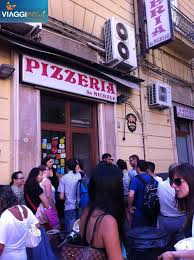 Una donna sposata e apparentemente realizzata, improvvisamente si rende conto di non vivere la vita che desidera. Mangia Prega Ama Un Tour Nella Pizzeria Piu Famosa Di Napoli Viagginews Com