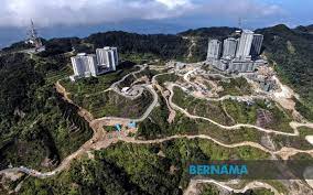 Satu kejadian tanah runtuh dilaporkan berlaku di jalan ion delemen, genting highlands, bentong dekat sini, petang tadi. Bernama Genting Highlands Operasi Pembersihan Tanah Runtuh Dijangka Selesai Malam Ini