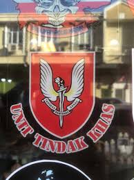 'unit tindakhas' of the royal malaysian police is usually misspelled by the media as 'unit tindak khas' and 'unit tindakan khas' which all have the same meaning. Kasut Polis Sticker Unit Tindakan Khas Polis Facebook