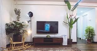 Hiasan rumah tidak selalu harus kamu beli, bisa juga kamu buat sendiri bersama keluarga di rumah lho. Konsep Taman Dalam Rumah