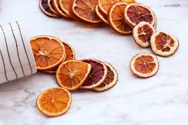 Connus pour réduire les troubles de l'anxiété, ils permettent de réduire la fatigue et les petites. Diy Comment Faire Des Tranches D Oranges Deshydratees Pour Vos Cocktails
