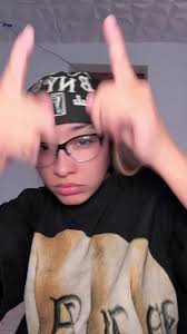 Alondra y su baile en el trend de la mano en la cara