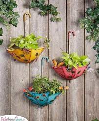 30 Fruhlingsgartendeko Ideen Zum Nachmachen Fruhlingsdeko Im Garten Vorgarten Diy Gartendekoration Hangender Garten