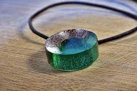 Mix the resin, pour it into the reservoir. How To Make Resin Jewelry And Find The Best Jewelry Resin