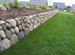 E&m friesenwall in erde gebaut, friesenwall wird mit lavendel, blaukissen, hornkraut, steinbrech bepflanzt. Friesenwall Tipps E M Gartenwelten