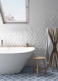 Découvrez des photos de salles de bains venues à bout des petits espaces ! Amenager Une Salle De Bain Sous Comble Ou Sous Pente Blog Deco Salle De Bain