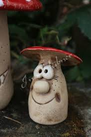 Ceramiques De Jardin Aux Champignons Ceramiques Vol Jardin Mushroom Porcelaine En 2020 Idees De Poterie Atelier Ceramique Poterie Jardin