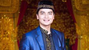 Benar, doi adalah benar benar keturunan tionghoa, nonmuslim yang kemudian mualaf alias memeluk islam. Biodata Alvin Faiz Lengkap Umur Dan Agama Anak Mendiang Ustaz Arifin Ilham Yang Diisukan Cerai
