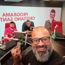 Seleção de domingo: Produção de Luiz Gustavo e sonoplastia de Wallace  Martins. O comunicador é o mesmo de sempre 😎 @luizgustavo.91 @furacaodosom