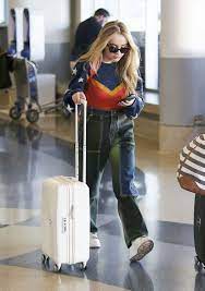 Sabrina Carpenter At Lax Airport In Los Angeles Fotos Personagens