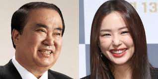 2세 위의 친언니 역시 가야금 연주자로서 전통 작품뿐만 아니라 뉴에이지 계열의 퓨전 음반을 여러장 발표하는 등 국악이나 크로스오버 음악 팬들에겐 꽤 유명한 연주자다. ì´í•˜ëŠ¬ ì‚´ì°Œë©´ êµ­íšŒì˜ì› ì‚¼ì´Œ ë¬¸í¬ìƒ ëœë‹¤ ì¸ì‚¬ì´íŠ¸