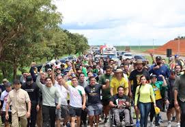Caminhada de Nikolas até Brasília completa seis dias com alertas da PRF, lives e lesões