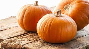 Ramo de flores de crisantemo de diferentes colores con variedades de calabaza almendra amarilla en el prado. La Calabaza Es Fruta O Verdura Descubrelo Aqui 2020