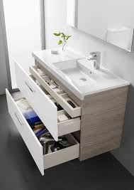 Une Petite Salle De Bain Deco Optimisee Avec Des Rangements Meuble Salle De Bain Meuble De Salle De Bain Lavabo Salle De Bain