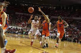 Sepak bola, bola voli, bola basket, dan bulu tangkis. 5 Pola Penyerangan Bola Basket Offensive Gambar Dan Penjelasan