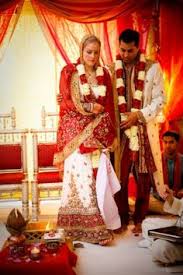 Blending Indian And American Traditions Indian American Weddings American Wedding Indian Fusion Wedding