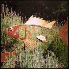 Scrap Metal Fish Sculpture In The Lavender Www Modwalls Com Schrottplatzkunst Fisch Kunst Skulpturen