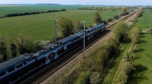 Photo Une caténaire a dysfonctionné : un train bloqué en pleine voie plus ...