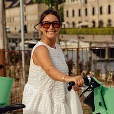 Martina Oliveira pelada com pernas abertas