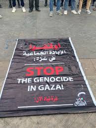 ⏪️⏪️صور من الوقفة التي نظمتها الجبهة المغربية للتضامن مع الشعب الفلسطيني ومناهضة التطبيع مساء اليوم 22 كانون الأول/ دجنبر2024 امام سوق الأحد بأكادير