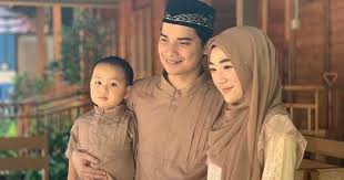 Kali ini pertanyaannya soal silaturahmi dengan keluarga larissa chou. Terus Dikaitkan Diisukan Poligami Alvin Faiz Geram