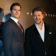 popcorns - (Le saviez-vous ?) Russell Crowe a contribué à lancer la carrière d'acteur de Henry Cavill ! C'est à l'âge de 16 ans que le jeune Henry (alors en surpoids) rencontre