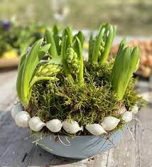 Ein klassisches gesteck auf einem holzstern oder ein modernes gesteck mit einem windlicht ist schnell gebastelt und besticht durch seine einmaligkeit. Landliche Dekoration Mit Steckzwiebeln Und Fruhlingsblumen Feinslieb