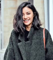 Coupe cheveux epaule femme coiffure cheveux ondulés très courts automne,hiver , cheveux ondulés de jolies coiffures pour un volume maîtrisé, elle le carré court. Coupe De Cheveux Femme 20 Idees Pour Tous Les Types De Cheveux