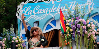 Discografía de gloria trevi con discos de estudio, sencillos, colaboraciones, canciones, tracklist e información. La Casa De Las Flores La Nueva Serie Mexicana De Netflix Que Incluye Fuerte Tematica Lgbt Hornet The Gay Social Network