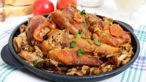 Cuando pase la media hora de cocción del guiso, freímos en una sartén, con una cucharada de aceite de oliva, la rebanada de pan. Carne Tres Riquisimas Formas De Cocinar El Conejo Que No Son Al Ajillo