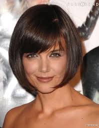 Photos Katie Holmes Qui Est Passee Par Toutes Les Franges De La Minimaliste A La Frange Droite A Finalement Decide De La Coiffer Sur Le Cote Pour Lui Donner