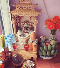 Đặt bàn thờ thần tài quay ra cửa tài ...