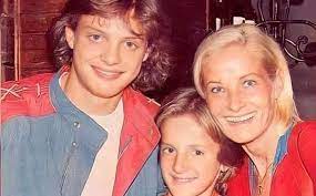 Después de que luis miguel, de 49 años y su hermano menor sergio, de 35, se distanciaran debido a unos desacuerdos, ya que el cantante le retiró el apoyo económico al menor de sus hermanos, siendo a un menor de edad y este se fue a vivir con don octavio foncerrada. 352zmr9q51a Qm