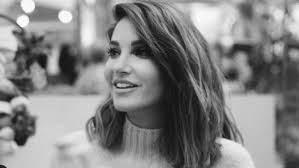 Rojda demirer, 2012 yılında türker i̇nanoğlu'nun davetiyle kabul edip oynadığı alev alev adlı dizide i̇lker i̇nanoğlu, berk oktay, hande soral ile beraber başrolde oldu. Rojda Demirer In Erkek Hali Soke Etti Iste Rojda Demirer In Erkeklik Paylasimi Son Tv