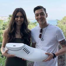 ↑ rudiger ceduto a titolo definitivo al chelsea (итал.). German Footballer And Wife Decided To Bear The Expenses For Surgeries Of 1000 Children On Their Marriage Day