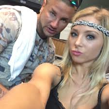 Elizabeth Hocking's Instagram, Twitter & Facebook