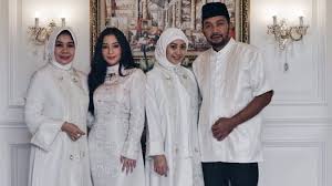 Iklan raya 2018 baju raya terbakar! Rayakan Hari Lebaran 5 Artis Ini Kenakan Busana Senada Bersama Keluarga Nomor 4 Kontroversial Tribun Wow