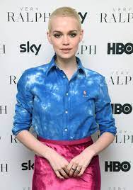 edgy cool und doch so weich schauspielerin emilia schule tragt raspelkurze haare in strahlendem blond kurzhaarfrisuren rasiert coole kurze haare haare