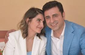 Lise sonrasında 9 eylül üniversitesi deniz i̇şletmeciliği ve yönetimi yüksekokulu'nda okumaya başladı. Selahattin Demirtas It Is Now Time To Talk About The Future Rather Than The Akp English